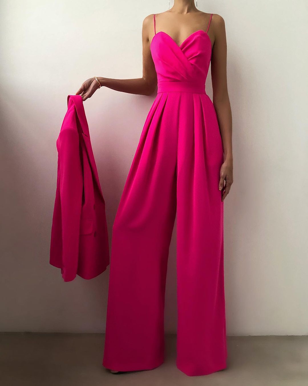 Förtrollande Jumpsuit med Djupt V-Hals och Elegant Drömmar