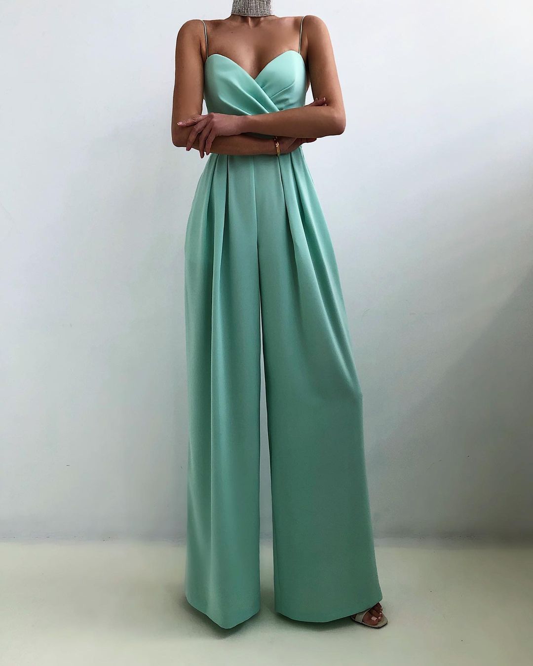Förtrollande Jumpsuit med Djupt V-Hals och Elegant Drömmar