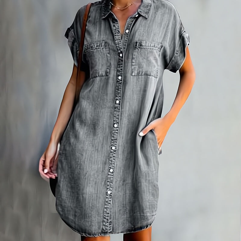 Kortärmad klänning i denim för kvinnor med knappslå