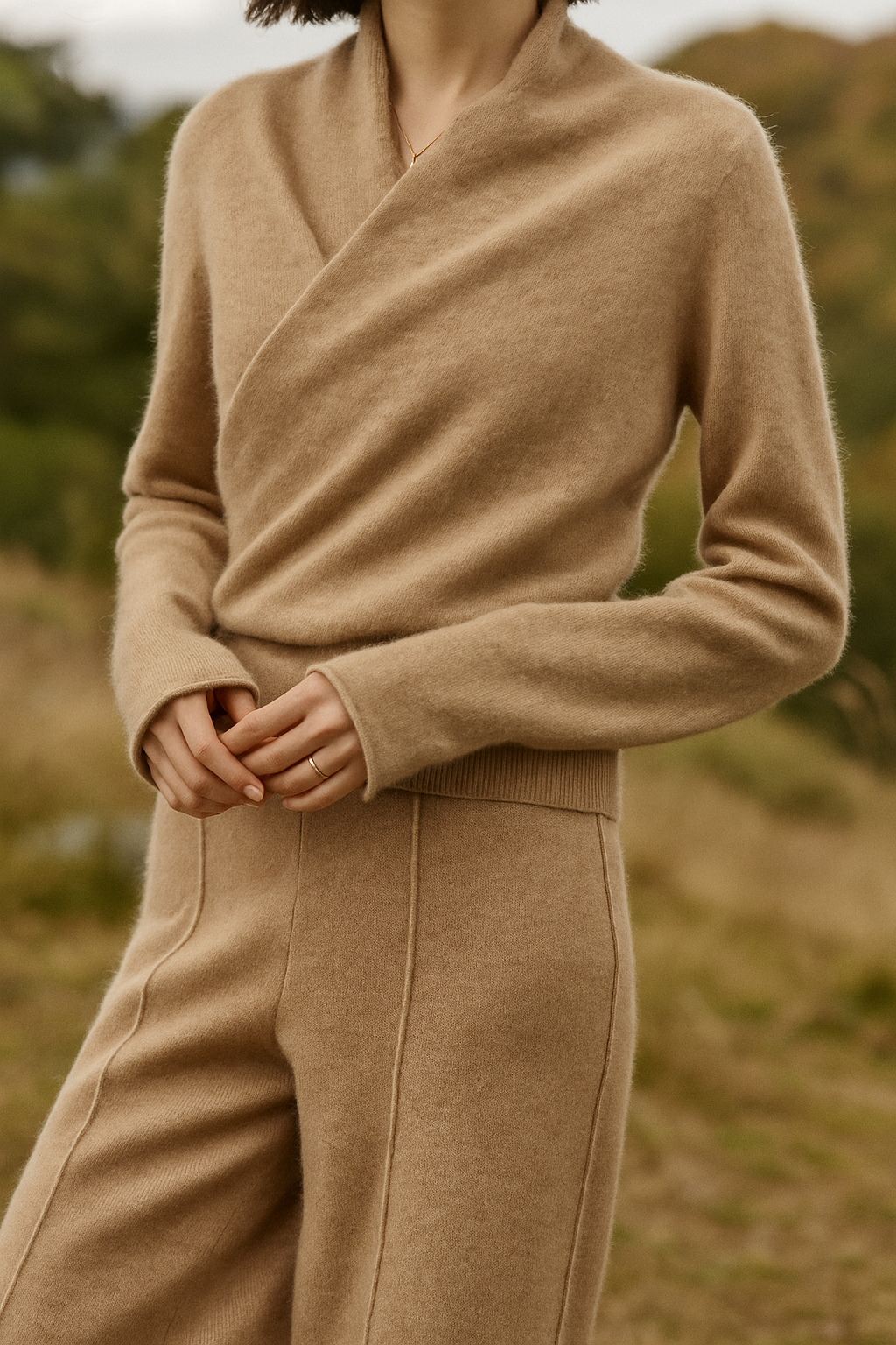 Elena | Stilren omlott-tröja med korsdesign