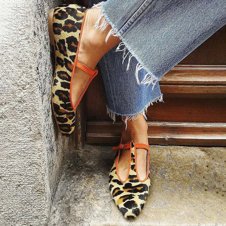 Savanna | Stiliga Ballerinas med T-Riemen och Mönster i Leopardskinn