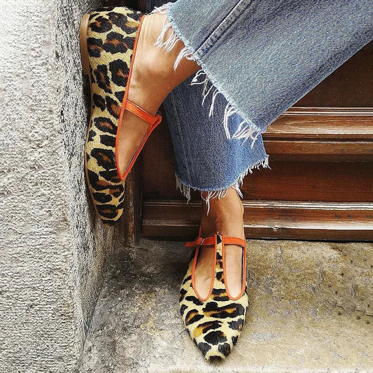 Savanna | Stiliga Ballerinas med T-Riemen och Mönster i Leopardskinn