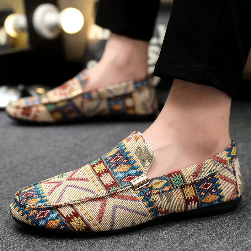 Unik Herrskor | Färgglad Slip-On med Guldaccent och Flexibel Sula