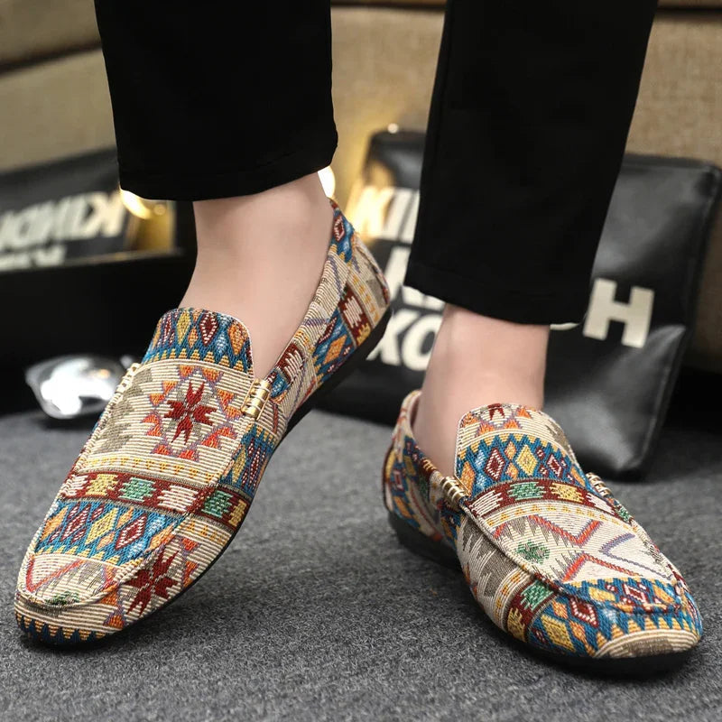 Unik Herrskor | Färgglad Slip-On med Guldaccent och Flexibel Sula