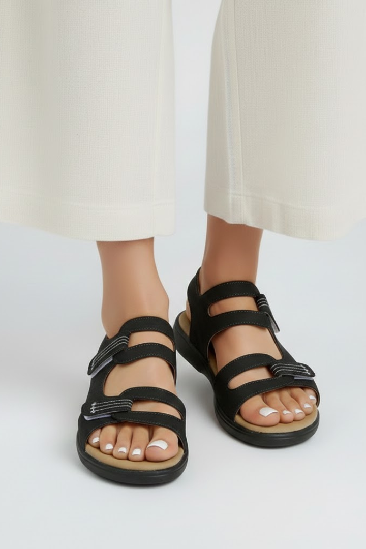 Sommarsandaler med klack och unika detaljer