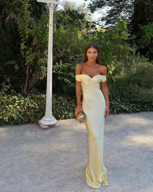 Sienna | Elegant Off-Shoulder Klänning för Festligheter