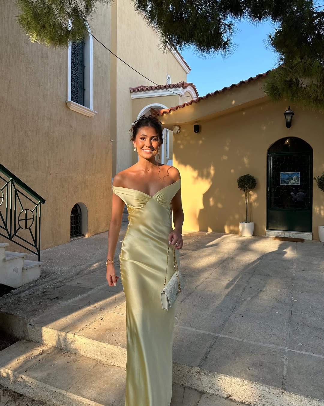 Sienna | Elegant Off-Shoulder Klänning för Festligheter