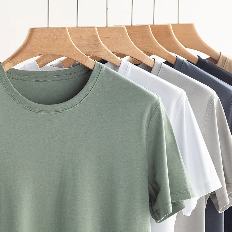 LuxeSilk | Halvärmad T-shirt för en elegant stil