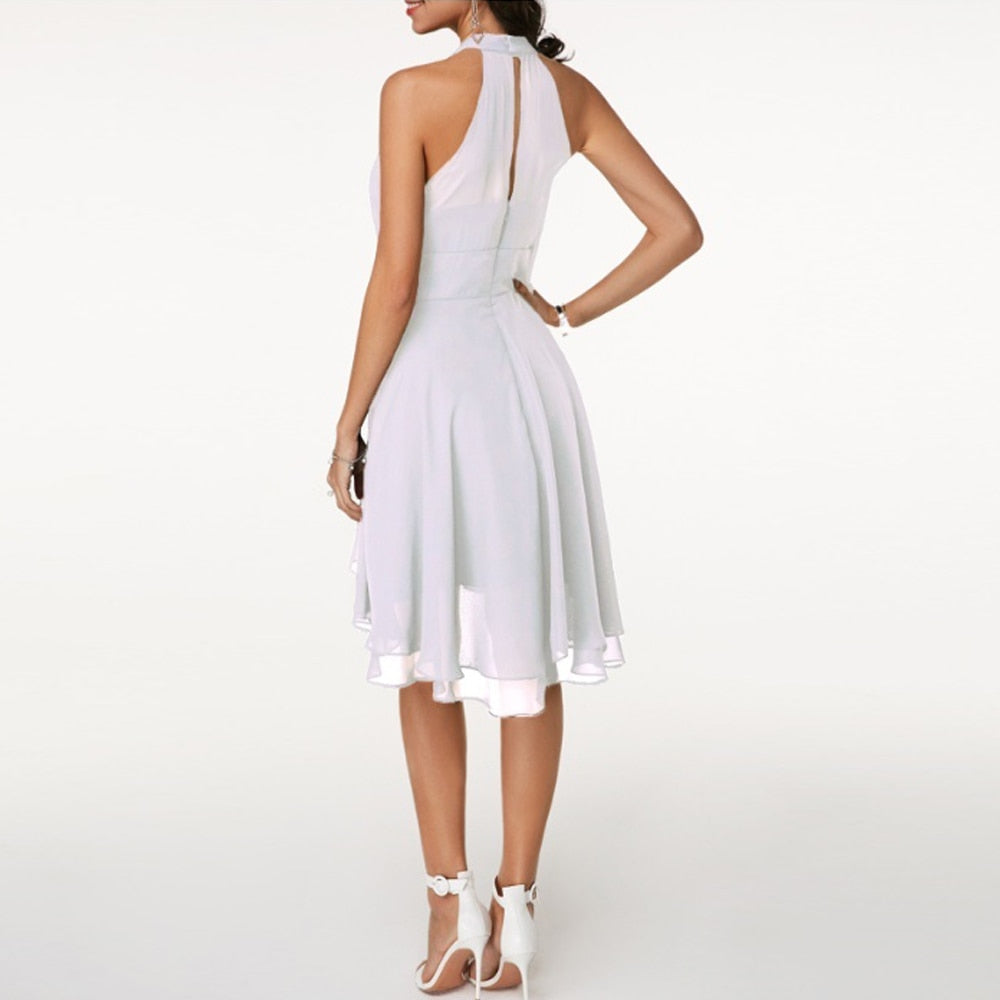 Stilrent Midi-Klänning med Halterneck och Elegant Fall