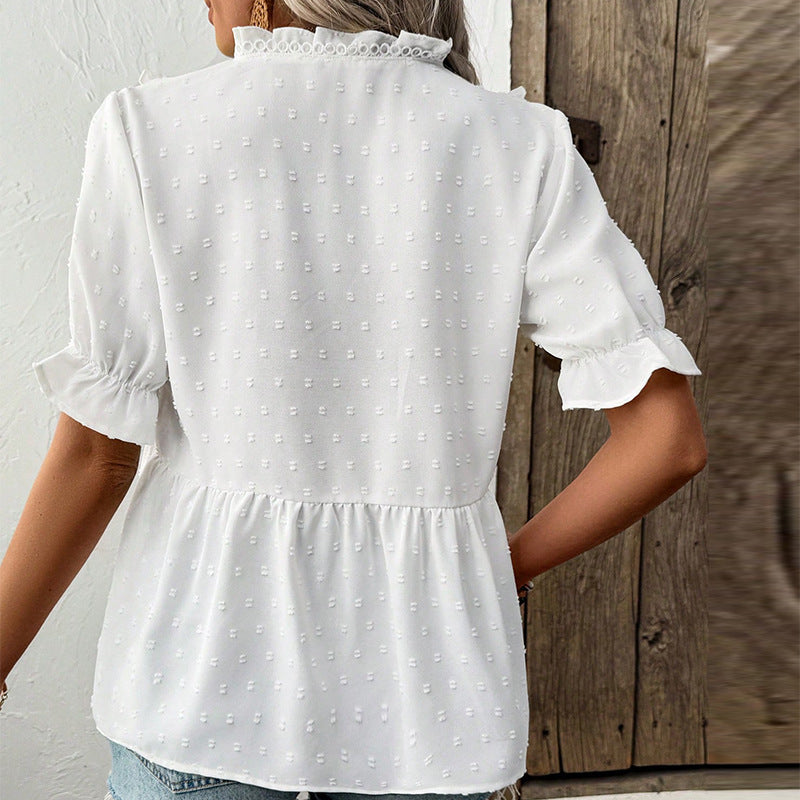 Feminint bluse med volangdetaljer og V-hals