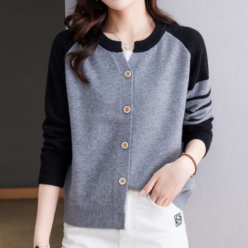 Elegant Cardigan med Kontrastfarver og Knapdetaljer