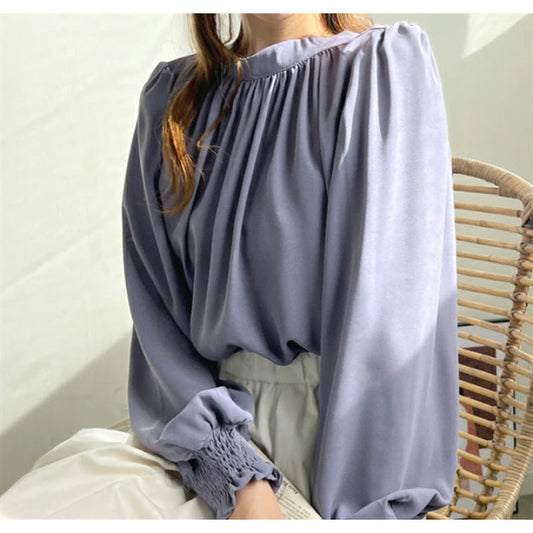 Feminint blus med voluminösa ärmar och elegant krage