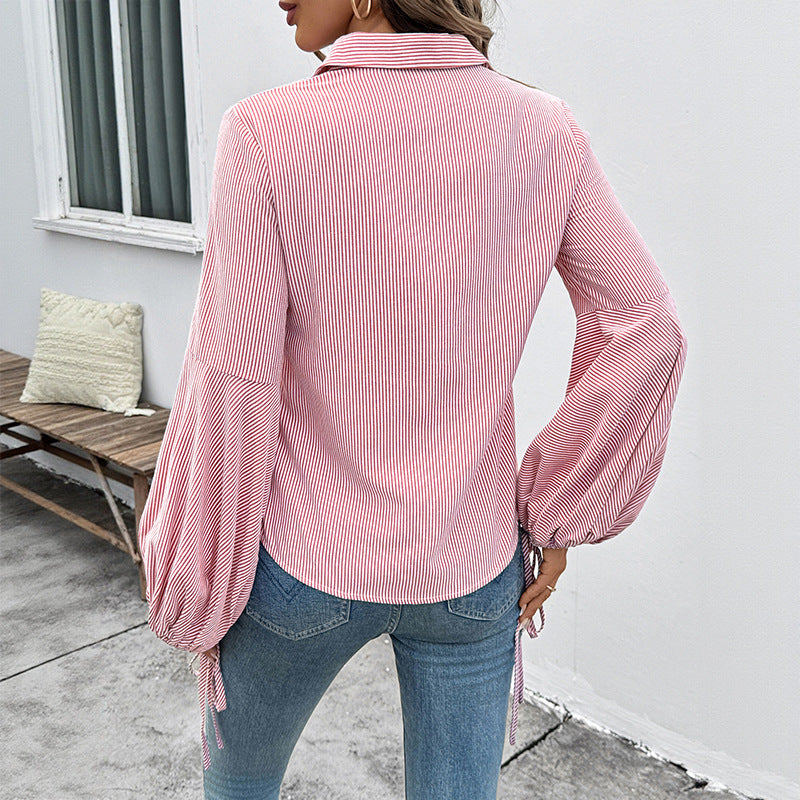 Elegant Blus med Voluminösa Ärmar och Strukturerat Mönster