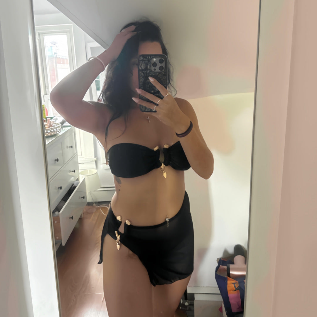 Snygg Bandeau-Bikini med Chic Kjolöverdrag