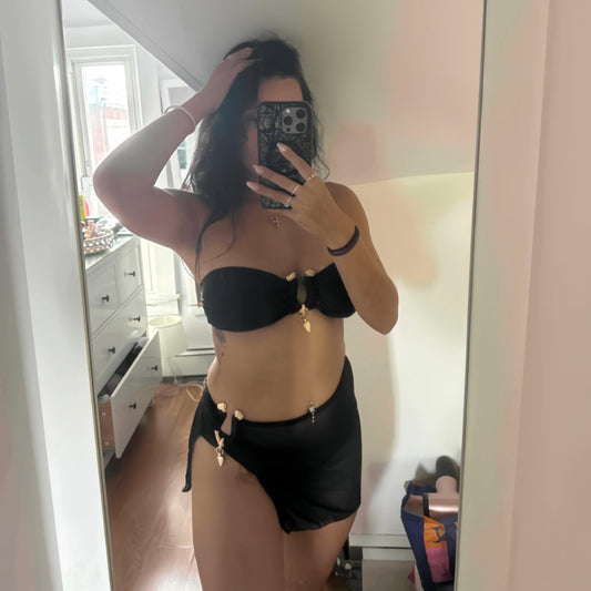 Snygg Bandeau-Bikini med Chic Kjolöverdrag
