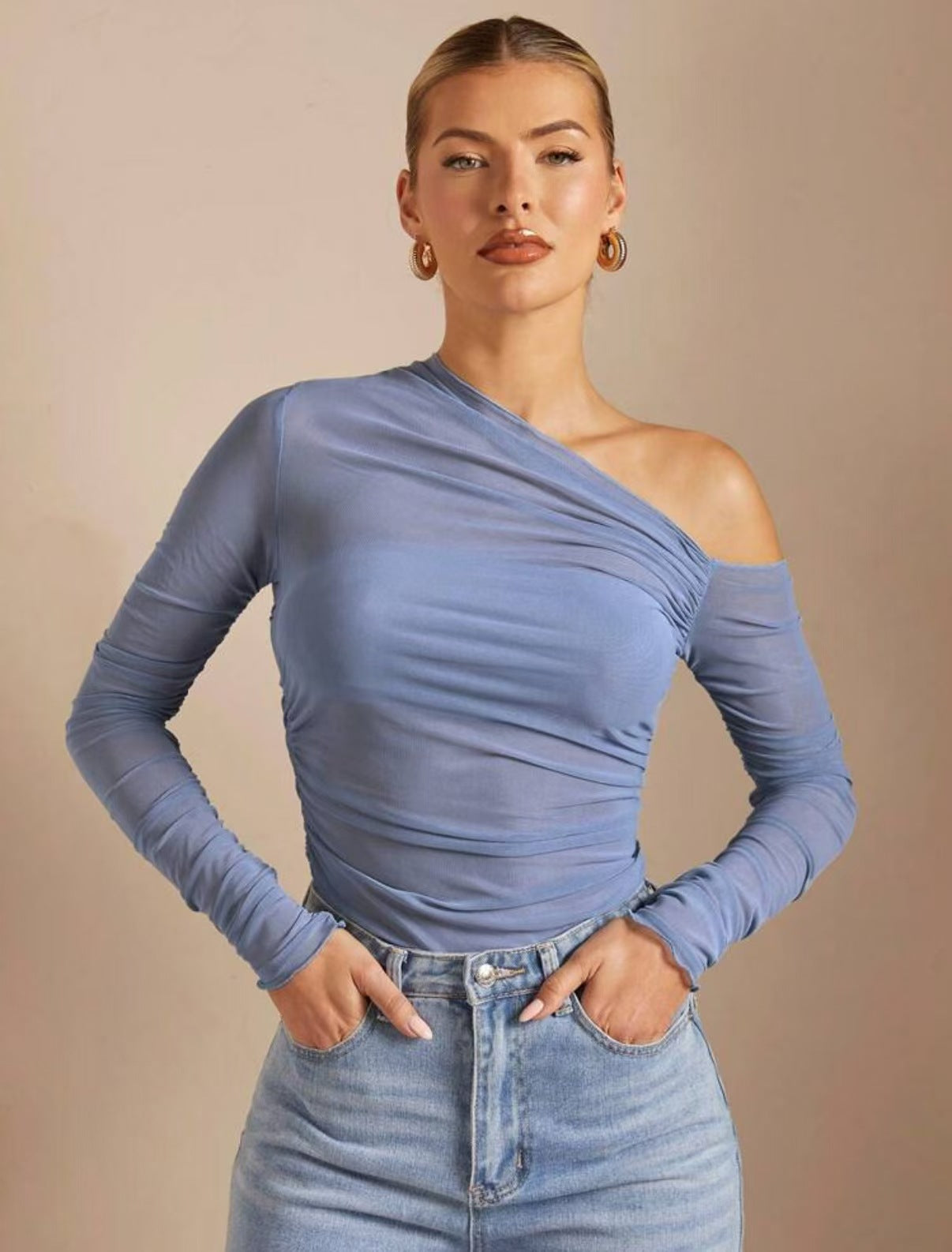 Asymmetrisk Body med Draperingar och Långa Ärmar