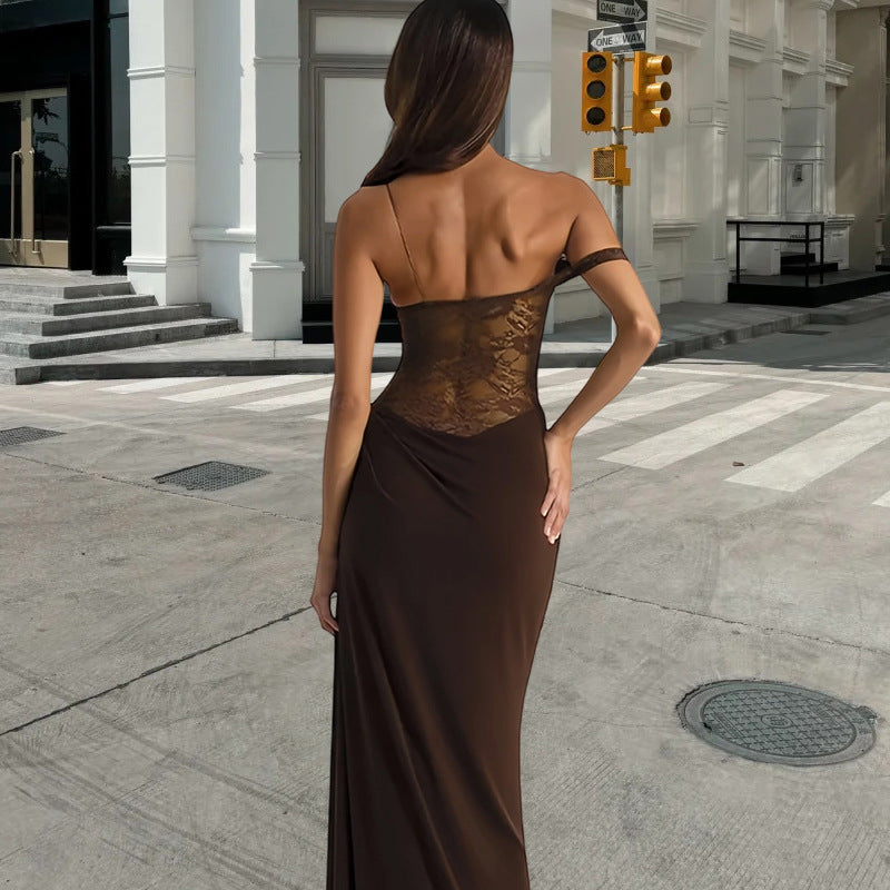 Elegant Klänning med Off-Shoulder Spets och Flödande Kjol