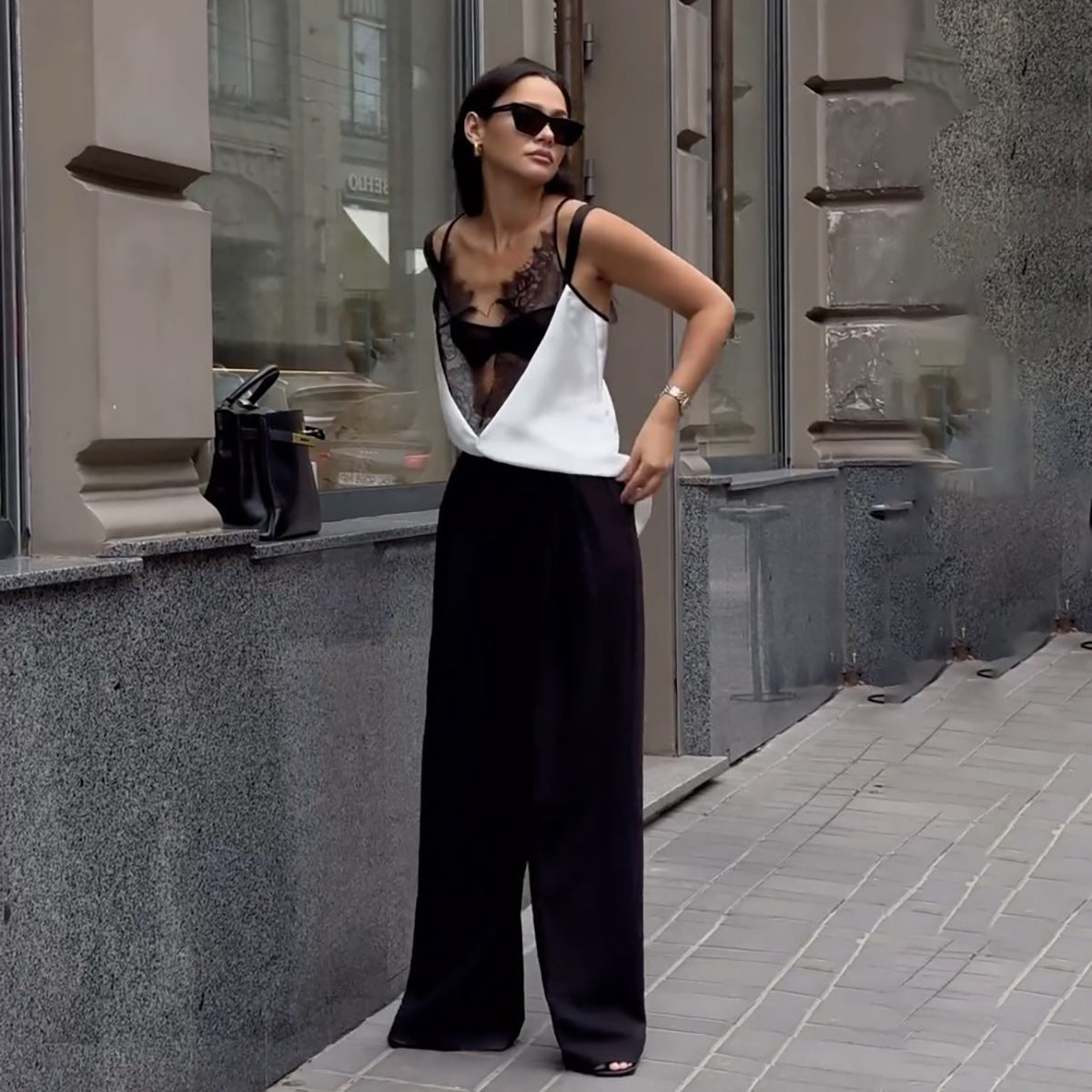 Feminine Bluse med Spidsdetaljer i Elegant Design