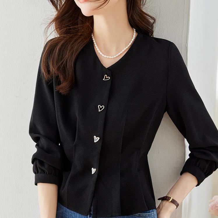 Feminine Bluse med Unikke Knapdetaljer og Fjerlette Ærmer