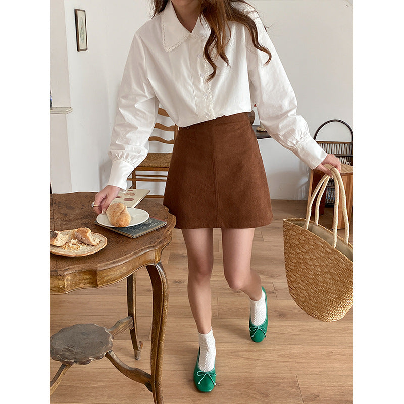 Feminine Bluse med Detaljeret Krave