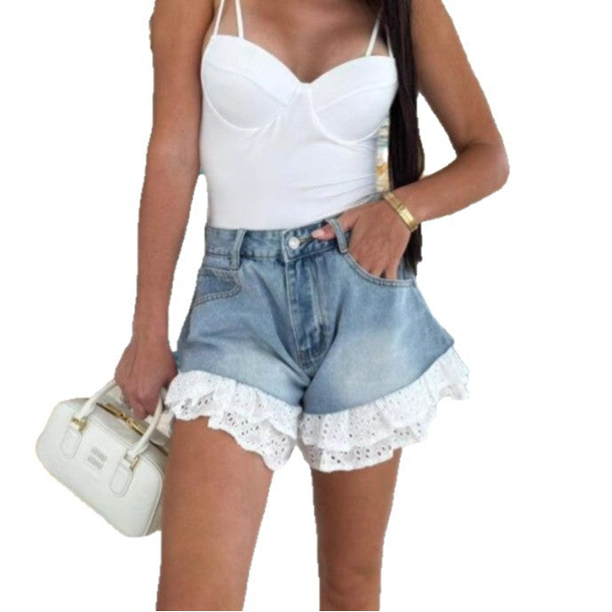 Feminine Denim-Shorts med Spidsdetaljer og Flot Snit
