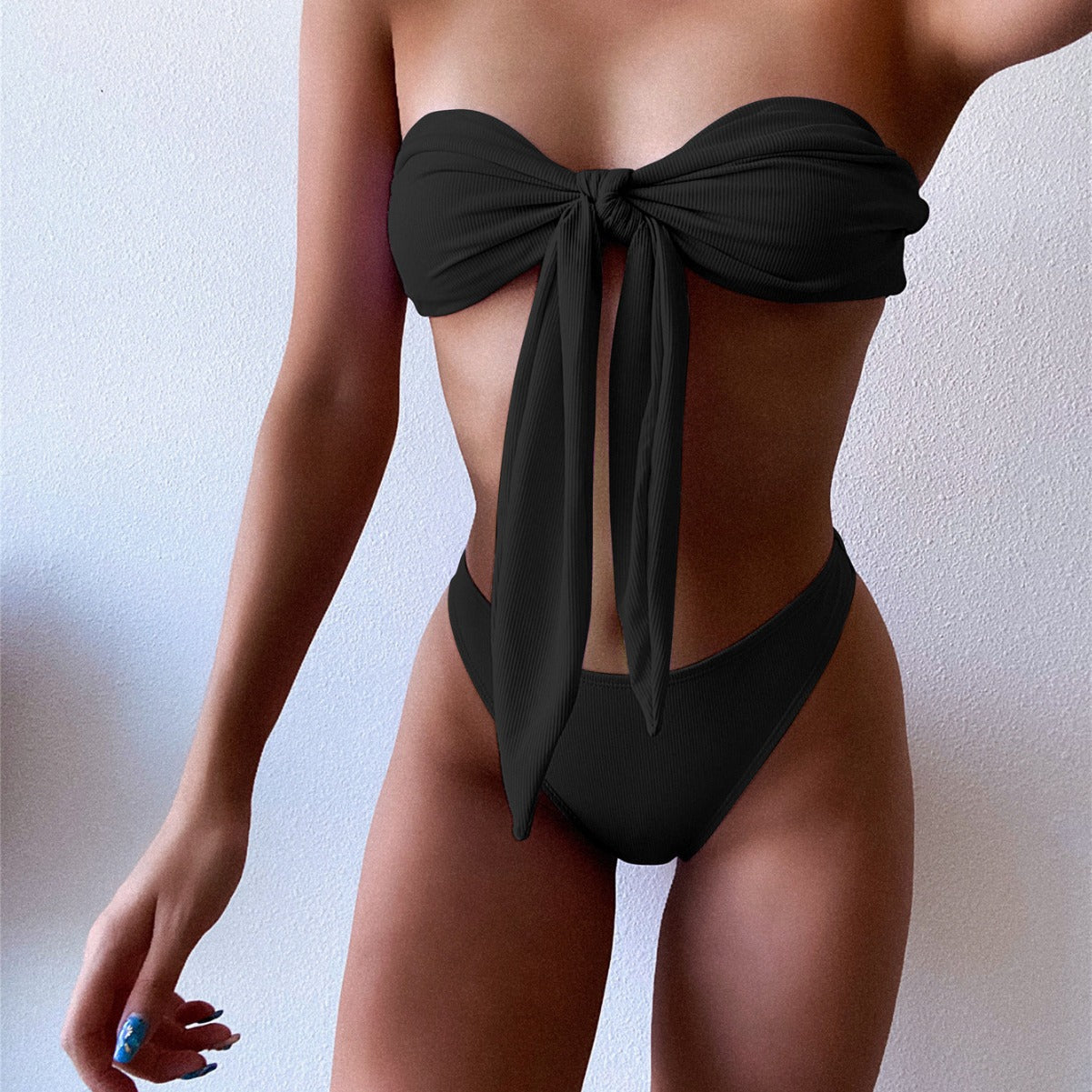 Feminint Bandeau-Bikini med Snygga Detaljer