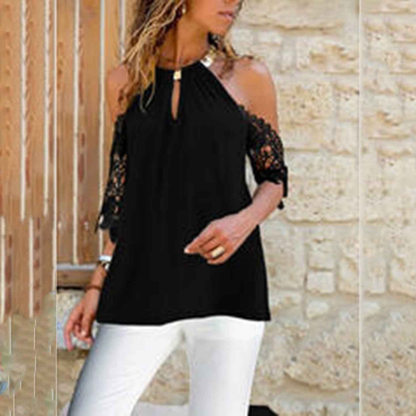 Elegant Bluse med Unikke Udsparinger og Delikat Blonde
