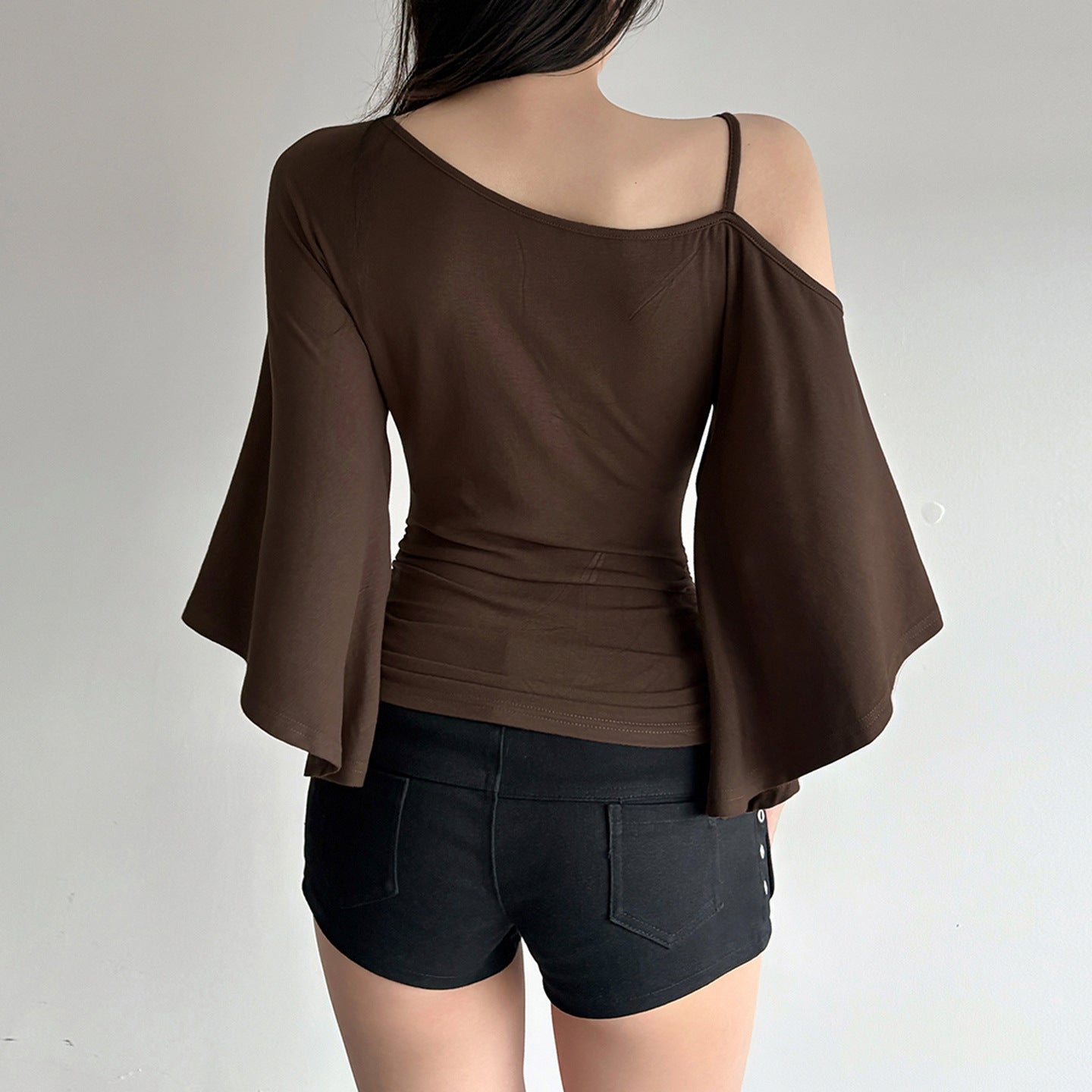 Asymmetrisk Blus med Flödande Ärmar för Stilmedvetna Kvinna