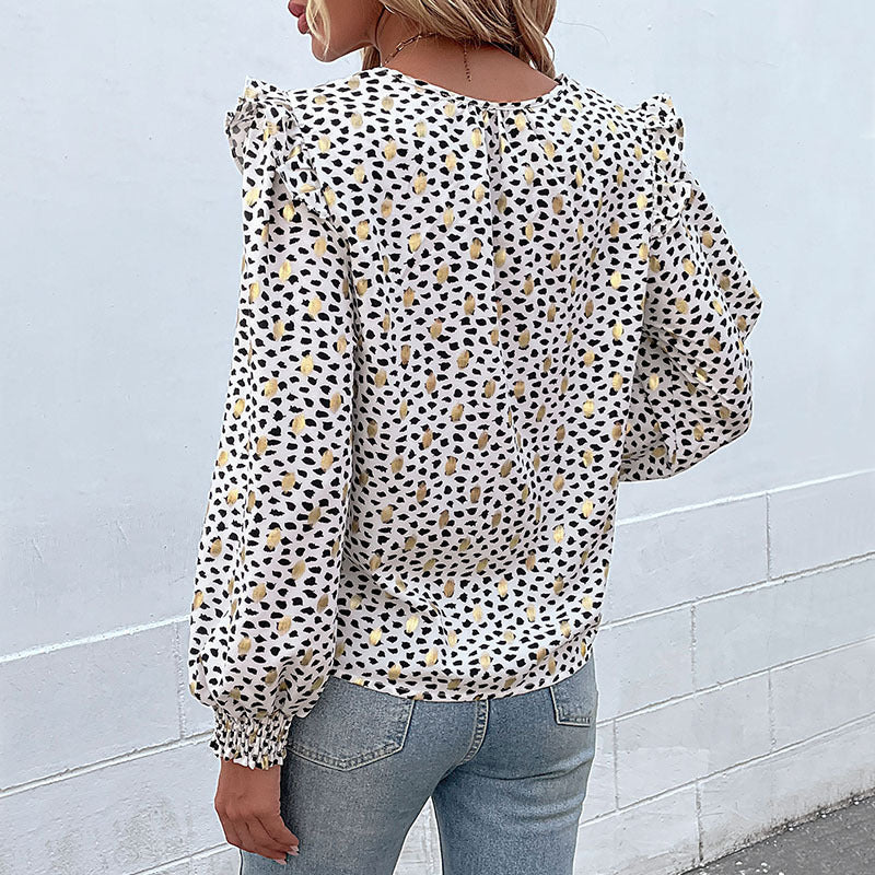 Chic Bluse med Flatterende Detaljer og Trendy Mønster