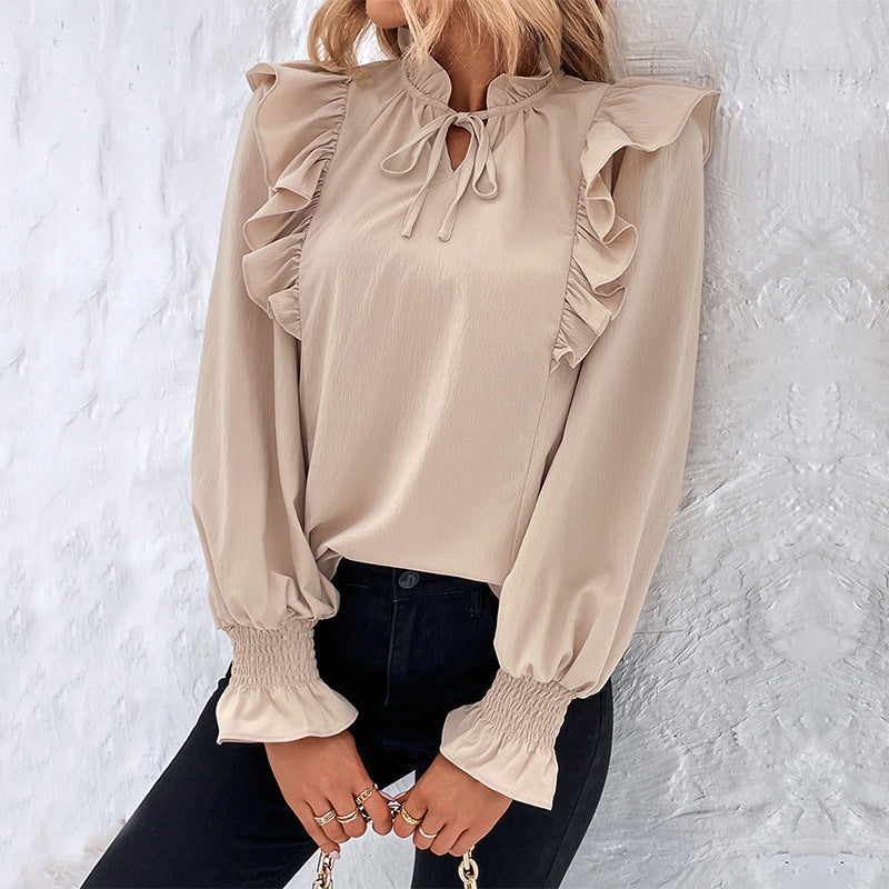 Chic Bluse med Flatterende Detaljer og Sløjfeudskæring