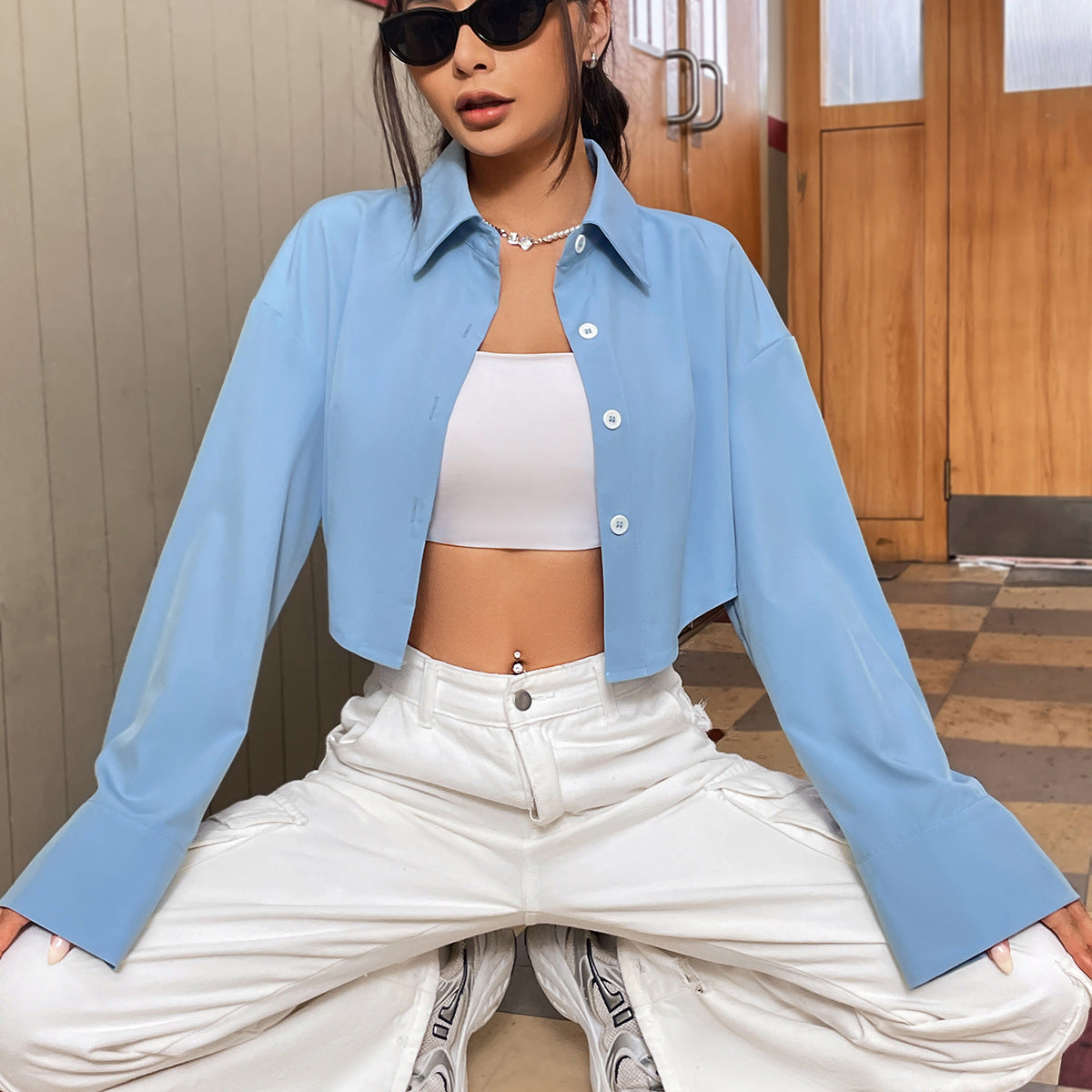 Elegant cropped bluse med lette ærmer og knapdetaljer