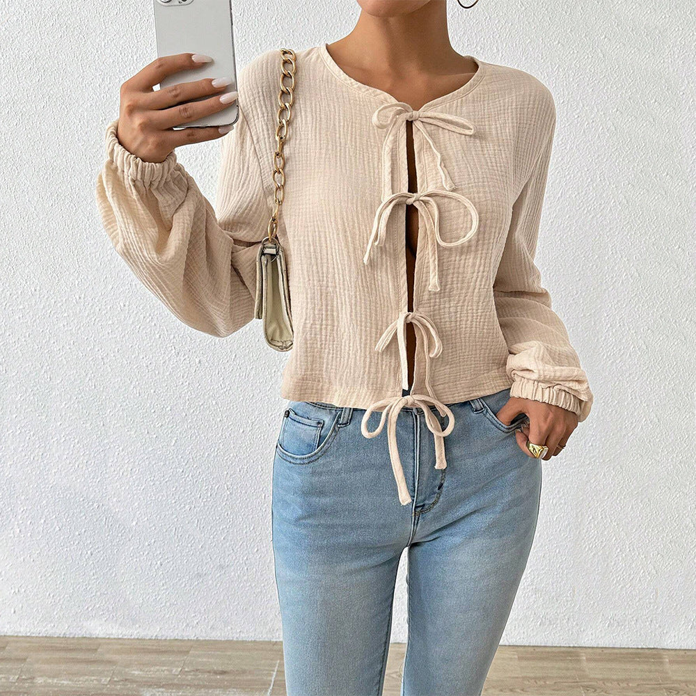 Elegant croppad blus med unika snörningar