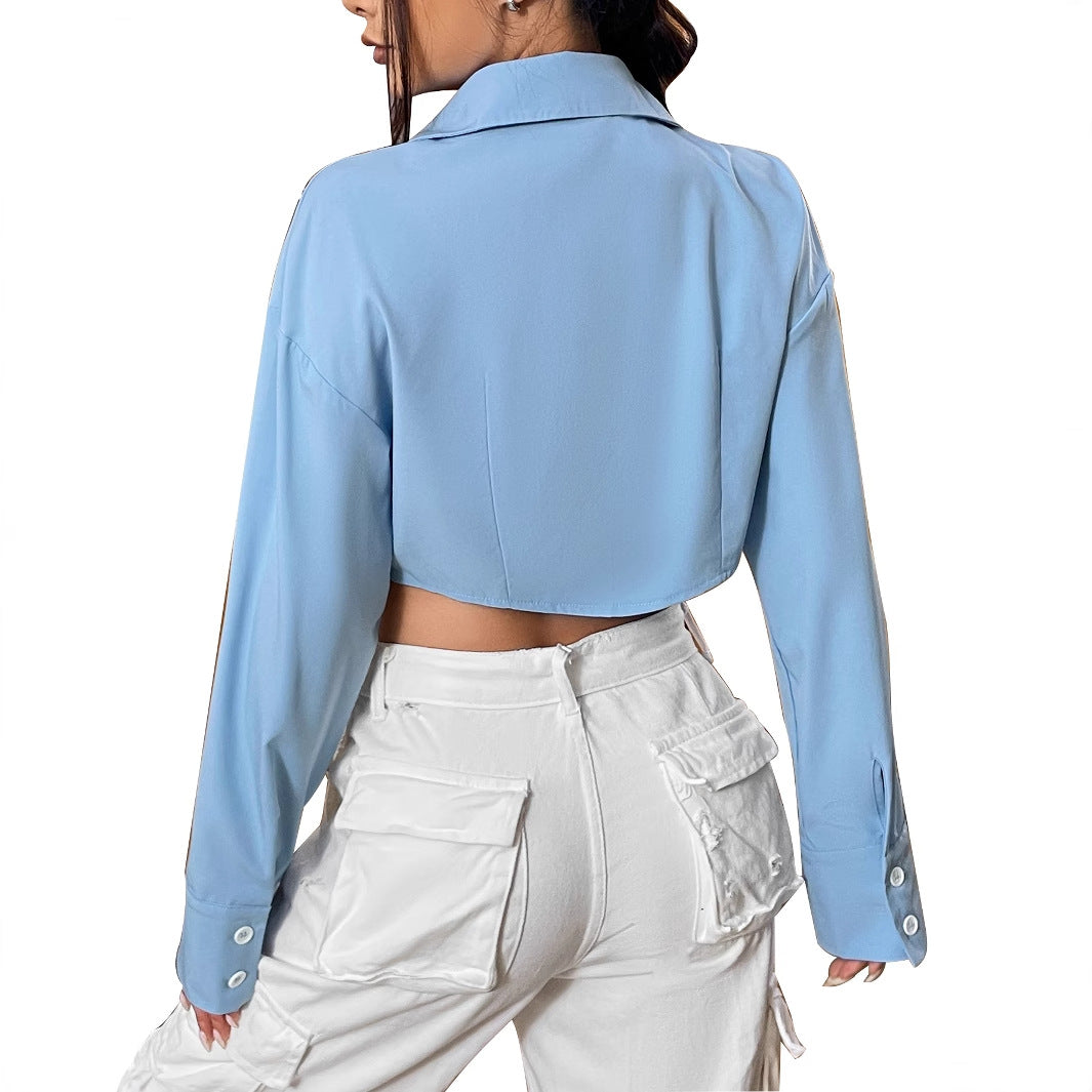 Elegant cropped bluse med lette ærmer og knapdetaljer