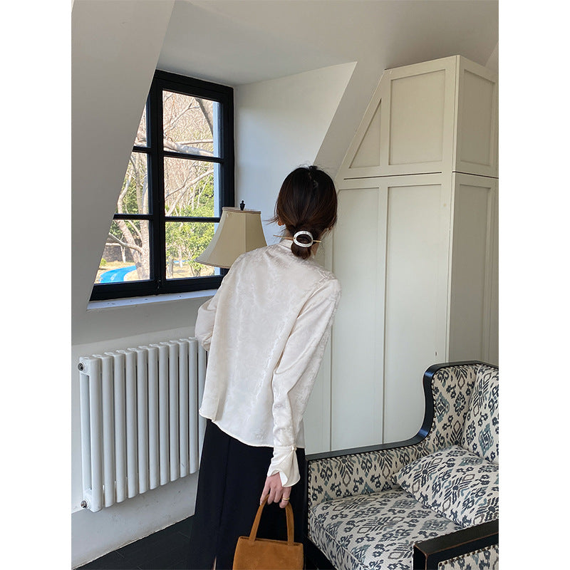 Stilfuld Bluse med Unikke Knapdetaljer og Fancy Krave