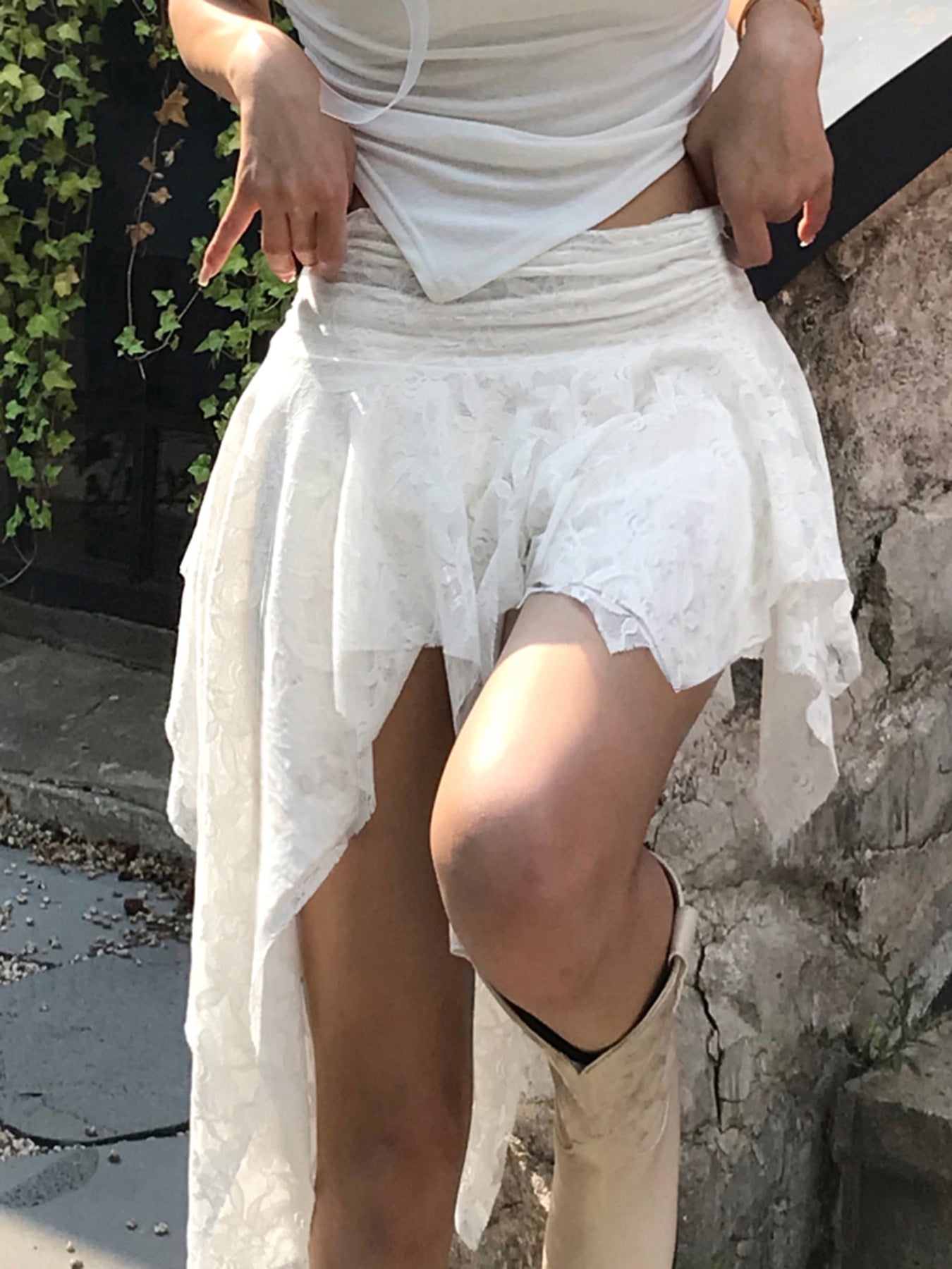 Elegant Asymmetrisk Spetskjol med Feminin Volangdesign