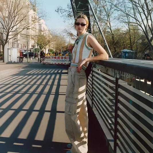 Stilrena cargojeans med rymlig passform och funktionella fickor