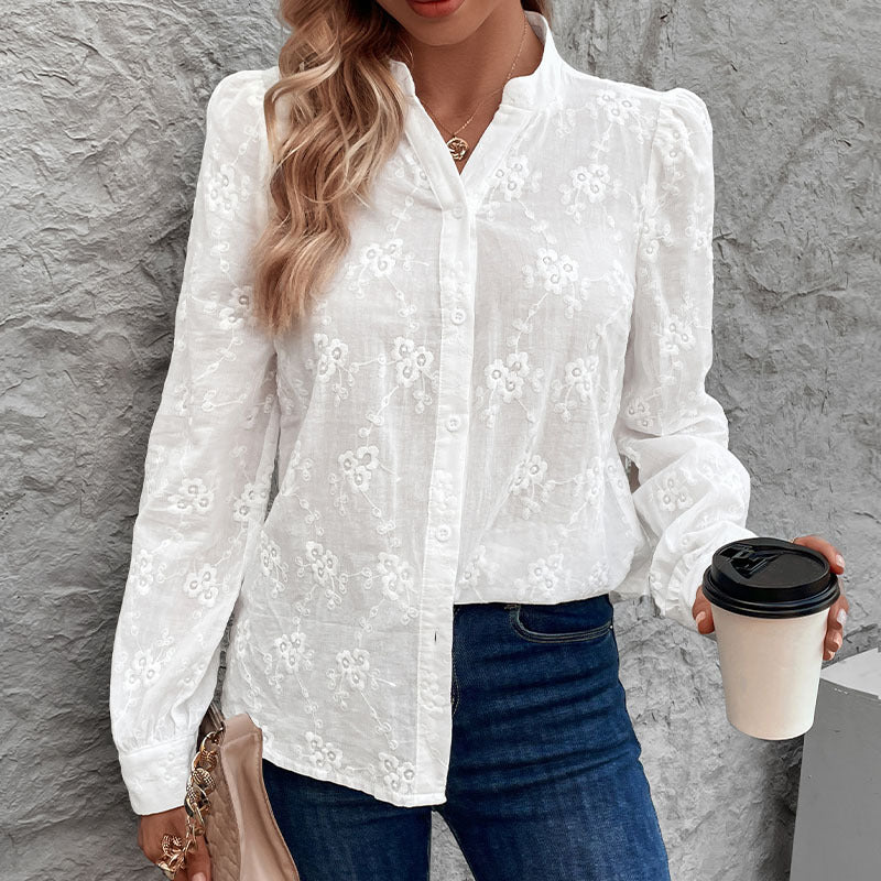 Elegant blus med blomsterbroderi och luftiga puffärmar