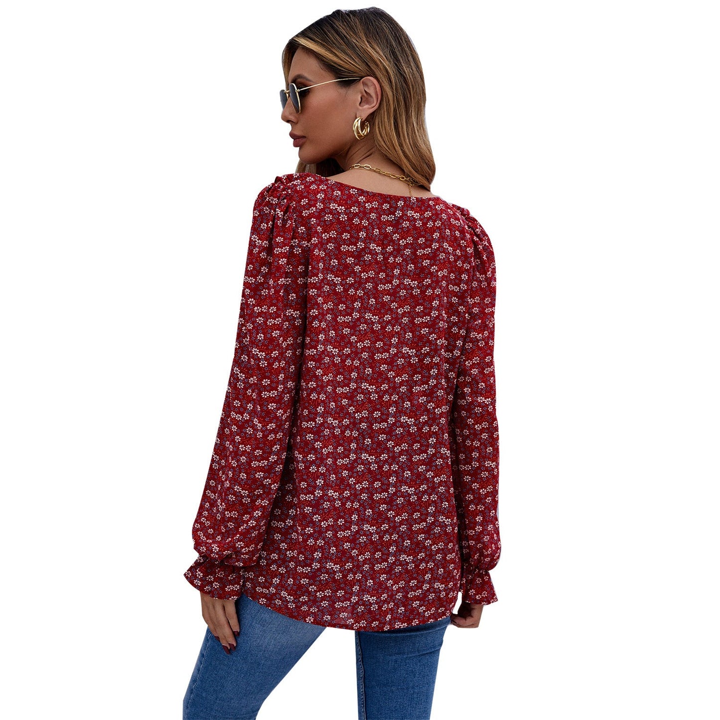 Elegant blus med smickrande detaljer och blomstertryck