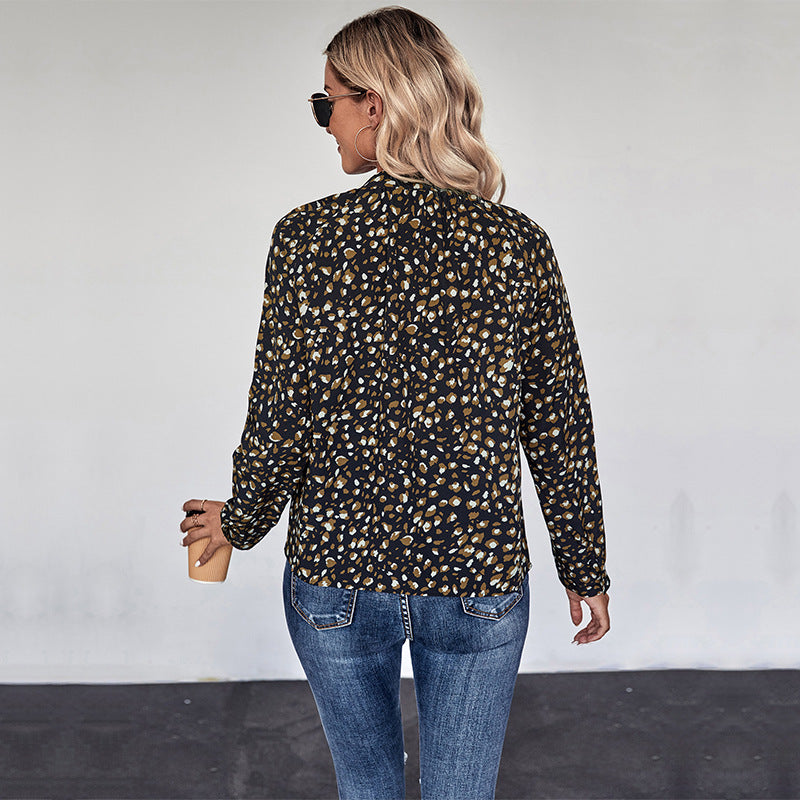 Stilfull Blus med Moderna Prickar och Elegant Krage