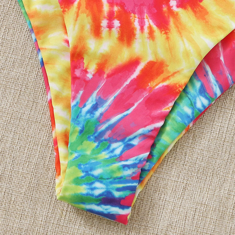 Stilrent Bandeau-Bikini-Set med Trendigt Batikmönster