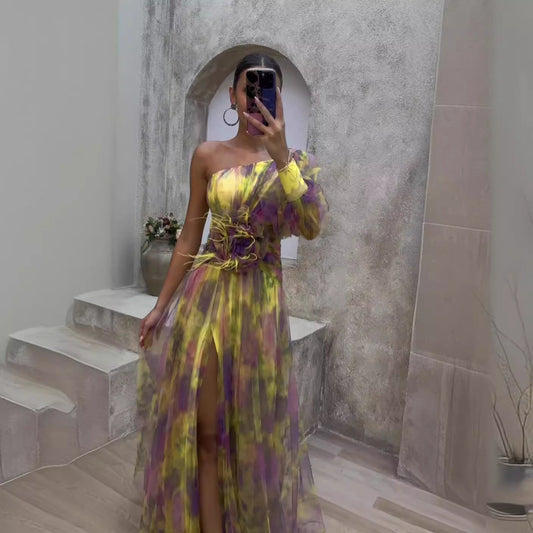 Stilfullt Aftonklänning med Asymmetrisk Silhuett och Blomsterinspiration