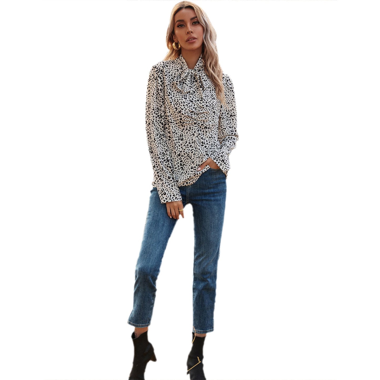 Feminine Bluse med Flæser og Elegant Dyreprint