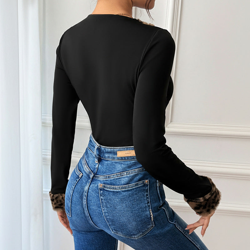 Elegant body med djup v-ringning och trendigt tryck