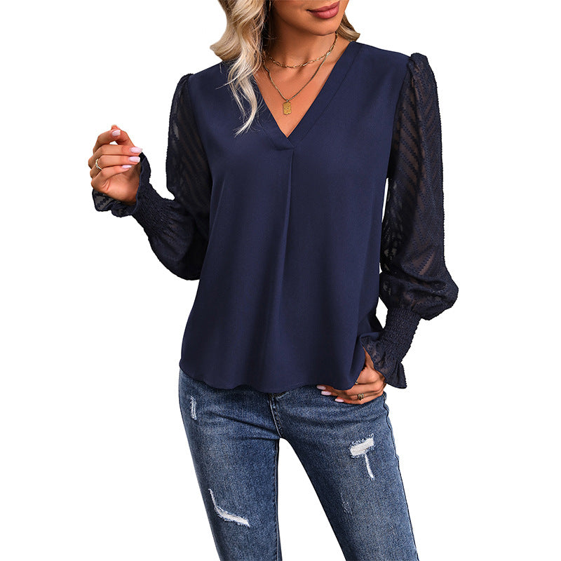 Feminine Bluse med Flatterende Detaljer og Gennemsigtige Ærmer