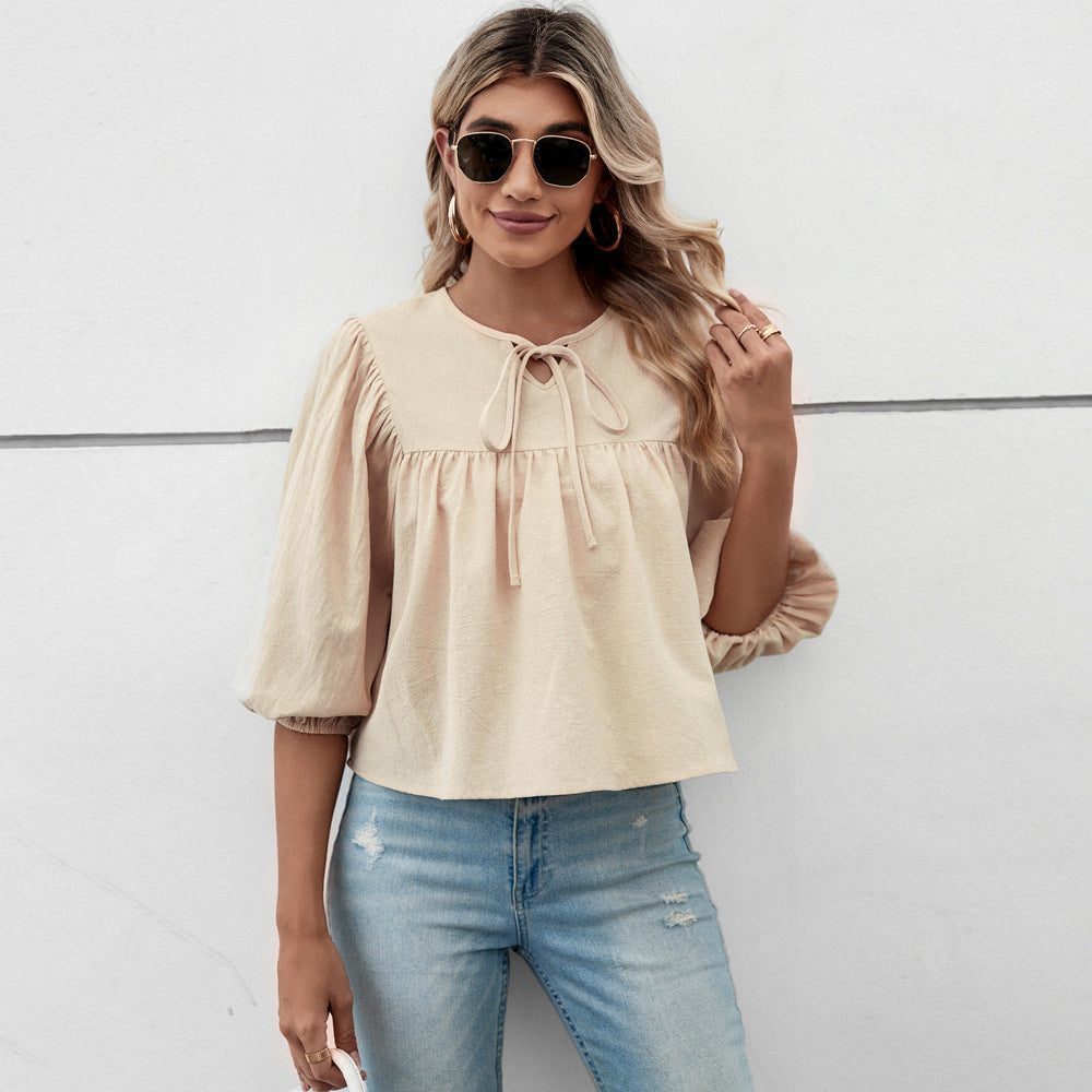 Elegant blus med vidd ärm och lekfull knytningsdetalj
