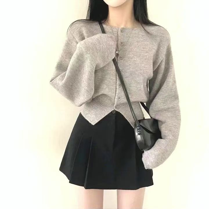 Moderne Cropped Strikjakke med Oversized Ærmer