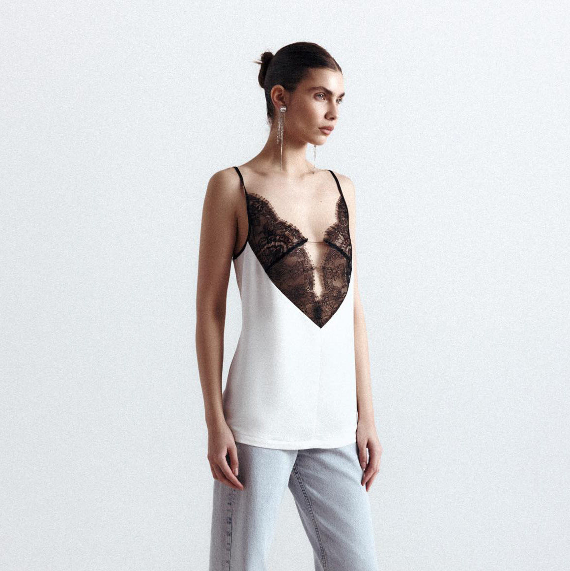 Feminine Bluse med Spidsdetaljer i Elegant Design