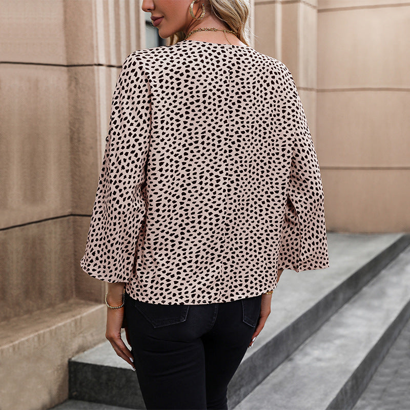Elegant Bluse med V-Ausschnitt og Unik Dyreprint