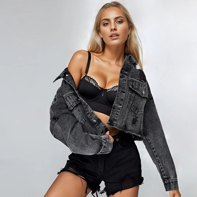 Feminine Denim Jakke med Trendy Slidte Detaljer