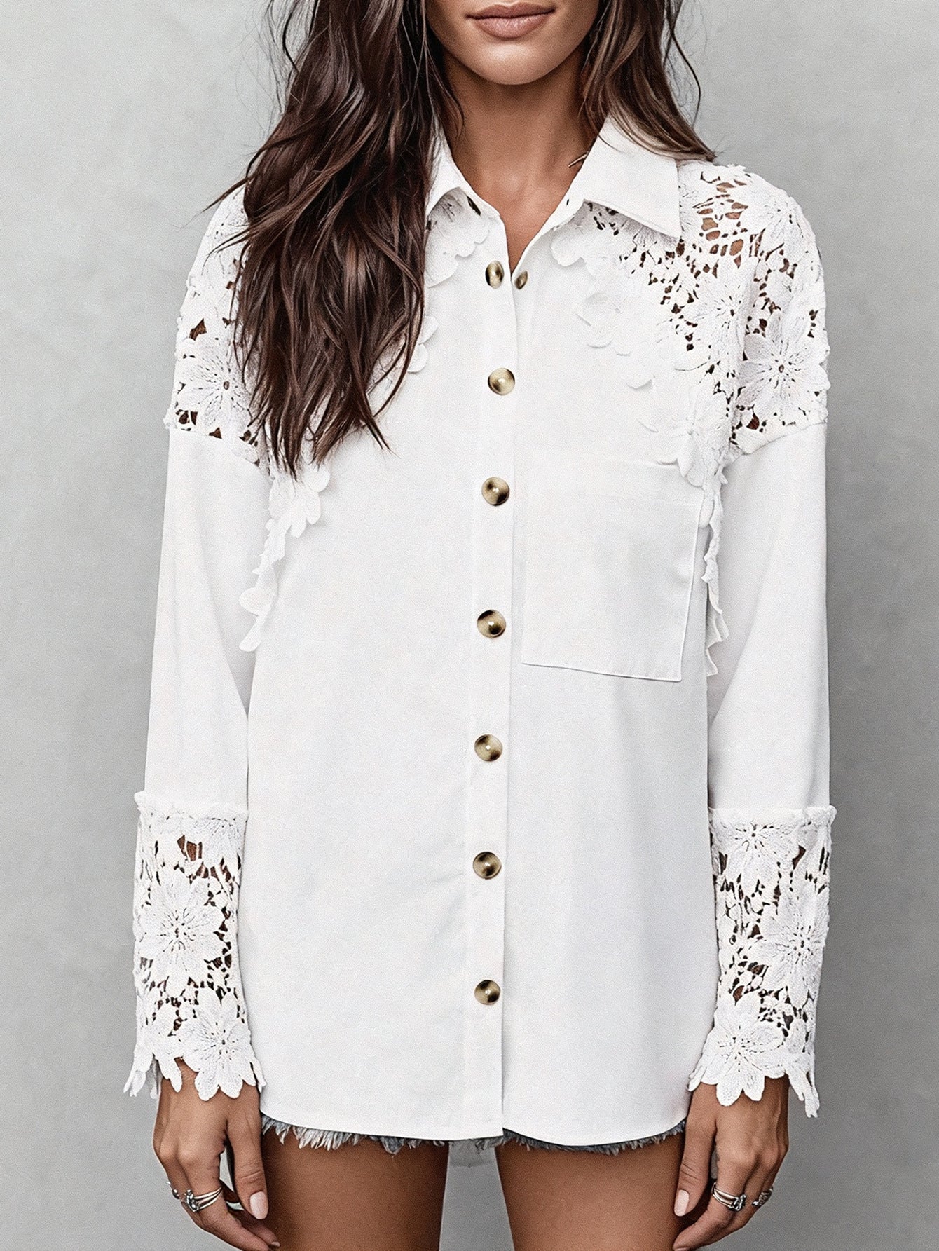 Feminin blus med blommönster och knalldetaljer